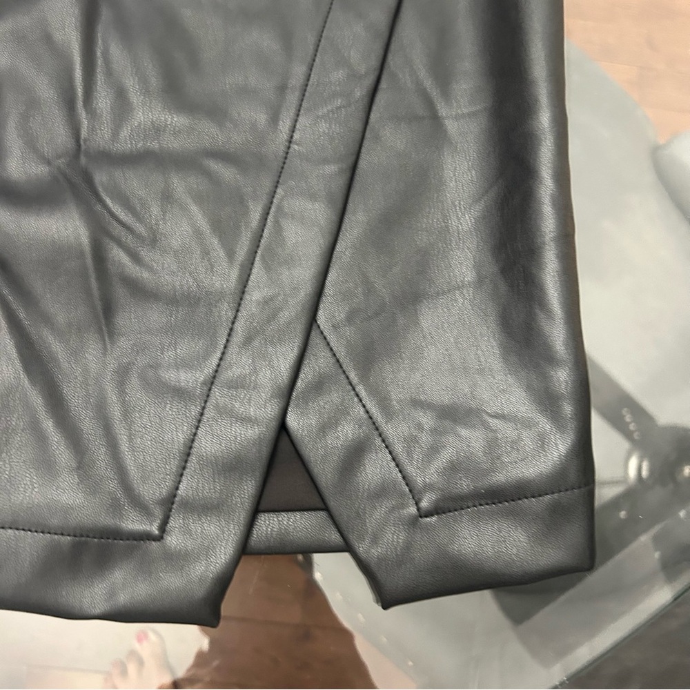 Suzy Shier Elegant Black Faux Leather pencil skirt size medium - Picture 5 of 10